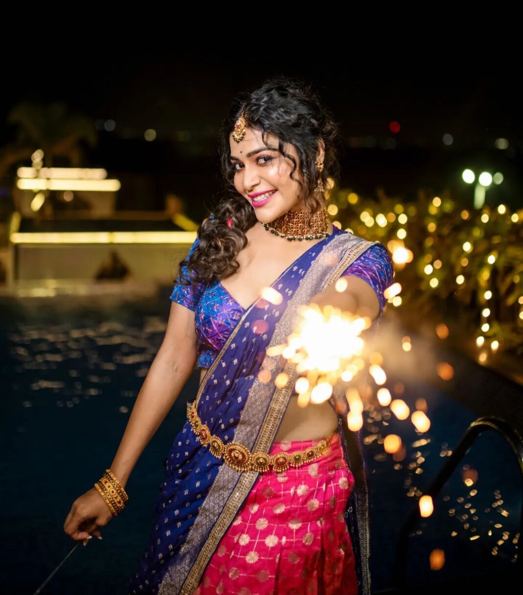 Dharsha Gupta Instagram - 💥தீப ஒளி விளக்குகள் முடிவில்லாத மகிழ்ச்சி, செழிப்பு, ஆரோக்கியம் மற்றும் செல்வம் ஆகியவற்றால் உங்கள் வாழ்க்கை எப்போதும் ஒளிரச் செய்யட்டும். உங்களுக்கும் உங்கள் குடும்பத்தினருக்கும் மகிழ்ச்சியான மற்றும் பாதுகாப்பான தீபாவளி வாழ்த்துக்கள்!💥 Makeup- @jiyamakeupartistry Hairstylist- @marysbridalstudio Costume- @mokshe_rental_destination Jewelry- @tanishbridal Pic- @dhanush__photography