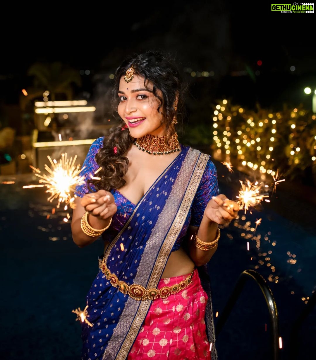 Dharsha Gupta Instagram - 💥தீப ஒளி விளக்குகள் முடிவில்லாத மகிழ்ச்சி, செழிப்பு, ஆரோக்கியம் மற்றும் செல்வம் ஆகியவற்றால் உங்கள் வாழ்க்கை எப்போதும் ஒளிரச் செய்யட்டும். உங்களுக்கும் உங்கள் குடும்பத்தினருக்கும் மகிழ்ச்சியான மற்றும் பாதுகாப்பான தீபாவளி வாழ்த்துக்கள்!💥 Makeup- @jiyamakeupartistry Hairstylist- @marysbridalstudio Costume- @mokshe_rental_destination Jewelry- @tanishbridal Pic- @dhanush__photography