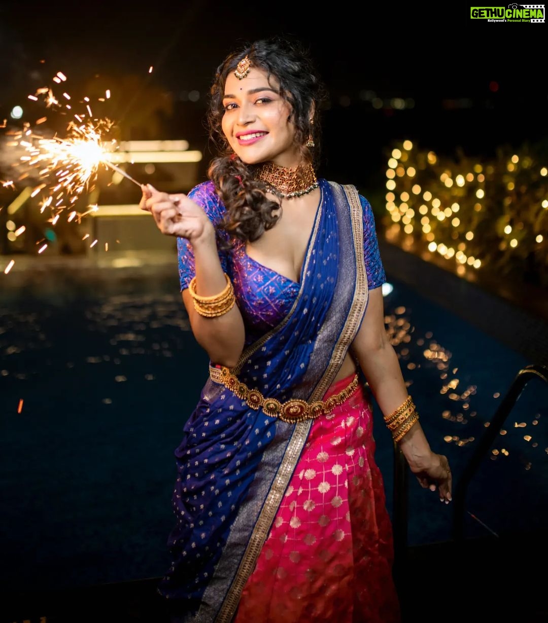 Dharsha Gupta Instagram - 💥தீப ஒளி விளக்குகள் முடிவில்லாத மகிழ்ச்சி, செழிப்பு, ஆரோக்கியம் மற்றும் செல்வம் ஆகியவற்றால் உங்கள் வாழ்க்கை எப்போதும் ஒளிரச் செய்யட்டும். உங்களுக்கும் உங்கள் குடும்பத்தினருக்கும் மகிழ்ச்சியான மற்றும் பாதுகாப்பான தீபாவளி வாழ்த்துக்கள்!💥 Makeup- @jiyamakeupartistry Hairstylist- @marysbridalstudio Costume- @mokshe_rental_destination Jewelry- @tanishbridal Pic- @dhanush__photography