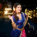Dharsha Gupta Instagram – 💥தீப ஒளி விளக்குகள் முடிவில்லாத மகிழ்ச்சி, செழிப்பு, ஆரோக்கியம் மற்றும் செல்வம் ஆகியவற்றால் உங்கள் வாழ்க்கை எப்போதும் ஒளிரச் செய்யட்டும். உங்களுக்கும் உங்கள் குடும்பத்தினருக்கும் மகிழ்ச்சியான மற்றும் பாதுகாப்பான தீபாவளி வாழ்த்துக்கள்!💥
Makeup- @jiyamakeupartistry 
Hairstylist- @marysbridalstudio 
Costume- @mokshe_rental_destination 
Jewelry- @tanishbridal
Pic- @dhanush__photography