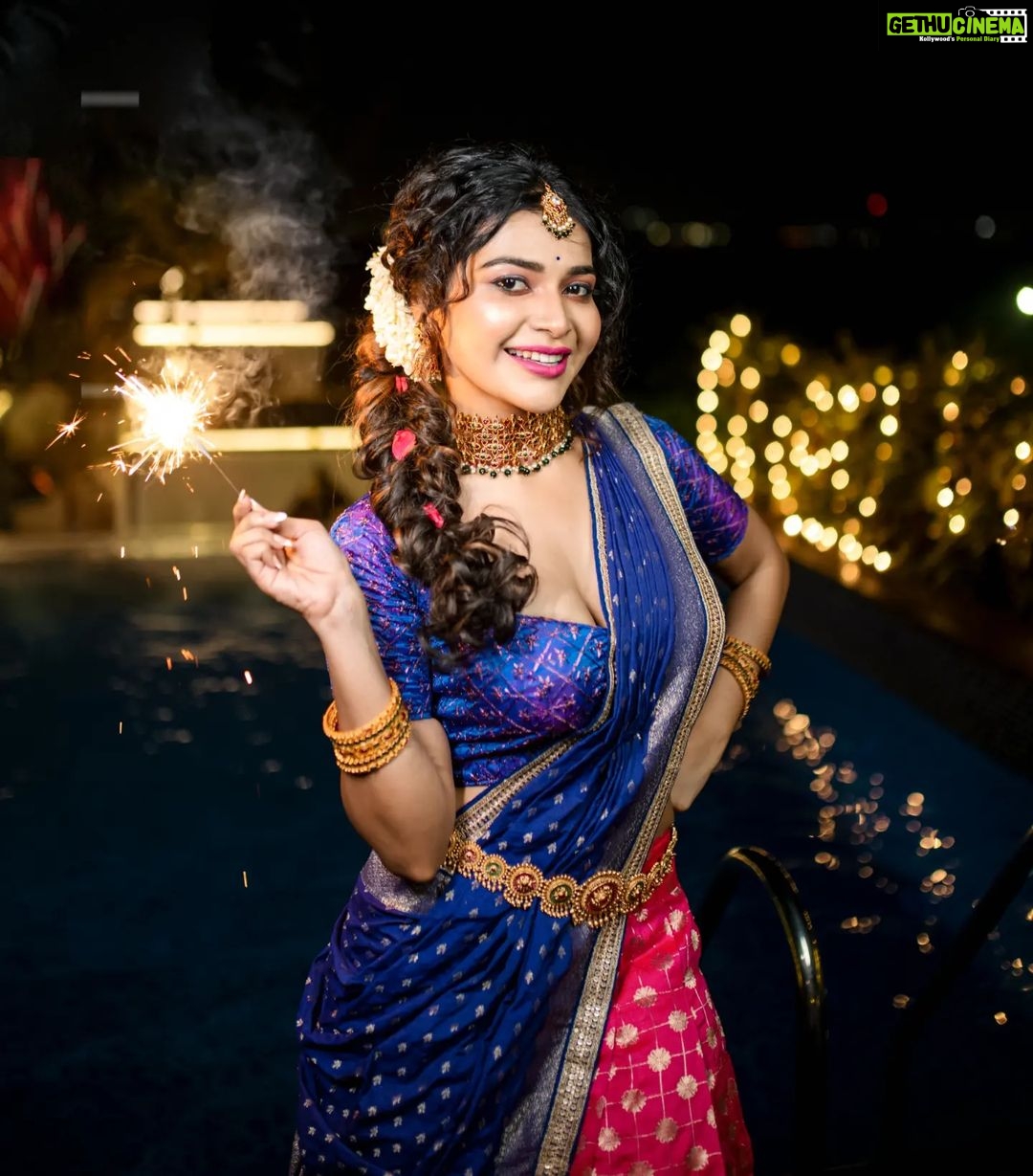 Dharsha Gupta Instagram - 💥தீப ஒளி விளக்குகள் முடிவில்லாத மகிழ்ச்சி, செழிப்பு, ஆரோக்கியம் மற்றும் செல்வம் ஆகியவற்றால் உங்கள் வாழ்க்கை எப்போதும் ஒளிரச் செய்யட்டும். உங்களுக்கும் உங்கள் குடும்பத்தினருக்கும் மகிழ்ச்சியான மற்றும் பாதுகாப்பான தீபாவளி வாழ்த்துக்கள்!💥 Makeup- @jiyamakeupartistry Hairstylist- @marysbridalstudio Costume- @mokshe_rental_destination Jewelry- @tanishbridal Pic- @dhanush__photography