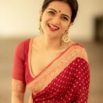 Dhivyadharshini Instagram - Happy Diwali to you and to your loved ones ❤️Have a safe Diwali 🧿 @camerasenthil 📸 #ddneelakandan #diwali2022 #benarasisaree