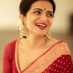 Dhivyadharshini Instagram - Happy Diwali to you and to your loved ones ❤️Have a safe Diwali 🧿 @camerasenthil 📸 #ddneelakandan #diwali2022 #benarasisaree