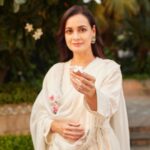 Dia Mirza Instagram - Good vibes 🕊️☀️ Outfit- @goodearthindia Earrings-@curiocottagejewelry Mojris @fizzygoblet Styled by @theiatekchandaney Assisted by @jia.chauhan Hair by @karanrai001 Make up @kiran_chhetri92 Team @diva_rose21 Photos @prateekswadesh Managed by @shruti8711 @exceedentertainment #VocalForLocal #MadeInIndia #SustainableFashion #SDGs Delhi, India