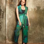 Dia Mirza Instagram - Work mode 🦚 Outfit @yam.india HMU @shraddhamishra8 Styled by @theiatekchandaney Assisted by @jia.chauhan Photos by @shivamguptaphotography #VocalForLocal #SustainableClothing #SDGs India