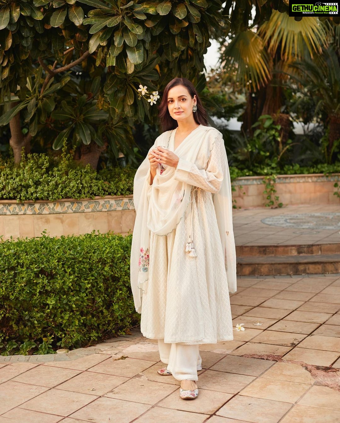 Dia Mirza Instagram - Good vibes šļøāļø Outfit- @goodearthindia Earrings-@curiocottagejewelry Mojris @fizzygoblet Styled by @theiatekchandaney Assisted by @jia.chauhan Hair by @karanrai001 Make up @kiran_chhetri92 Team @diva_rose21 Photos @prateekswadesh Managed by @shruti8711 @exceedentertainment #VocalForLocal #MadeInIndia #SustainableFashion #SDGs Delhi, India