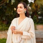 Dia Mirza Instagram - Good vibes 🕊️☀️ Outfit- @goodearthindia Earrings-@curiocottagejewelry Mojris @fizzygoblet Styled by @theiatekchandaney Assisted by @jia.chauhan Hair by @karanrai001 Make up @kiran_chhetri92 Team @diva_rose21 Photos @prateekswadesh Managed by @shruti8711 @exceedentertainment #VocalForLocal #MadeInIndia #SustainableFashion #SDGs Delhi, India