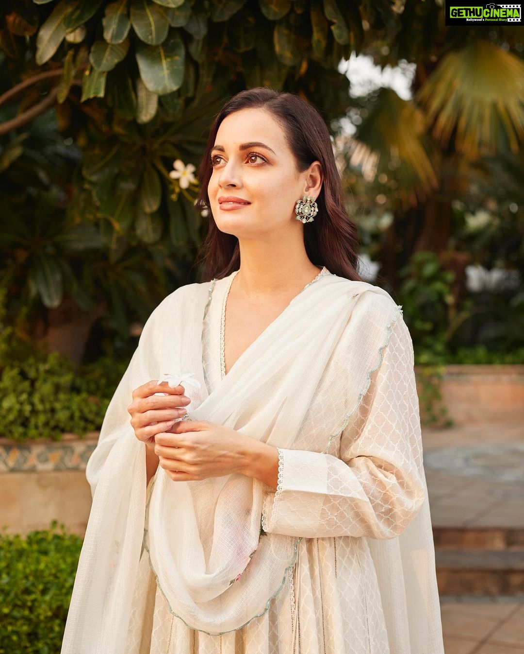 Dia Mirza Instagram - Good vibes šļøāļø Outfit- @goodearthindia Earrings-@curiocottagejewelry Mojris @fizzygoblet Styled by @theiatekchandaney Assisted by @jia.chauhan Hair by @karanrai001 Make up @kiran_chhetri92 Team @diva_rose21 Photos @prateekswadesh Managed by @shruti8711 @exceedentertainment #VocalForLocal #MadeInIndia #SustainableFashion #SDGs Delhi, India
