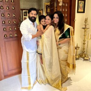 Dileep Instagram - എല്ലാ പ്രിയപ്പെട്ടവർക്കും ഞങ്ങളുടെ ഓണാശംസകൾ