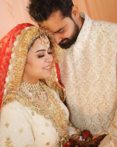 Dipika Kakar Instagram - Iss Pal ka tumdono ne bahut intezaar kiya hai…  Hamesha Khush Raho ❤️

Photograhy 
 @theglamweddingofficial 
 @rajvirsainiofficial 
 @refineartist @official_varun_gupta 
 @anujkuamr_verma 

Hair by: @shahingilani 
makeup: @im_mr_ketzsolzofficial_ 

@vowsvachan @houseofvivaah