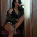 Divya Bharathi Instagram - Sitting pretty. 🖤 📸 @frames_by_nithin