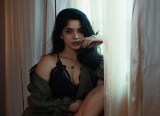 Divya Bharathi Instagram - Sitting pretty. 🖤 📸 @frames_by_nithin