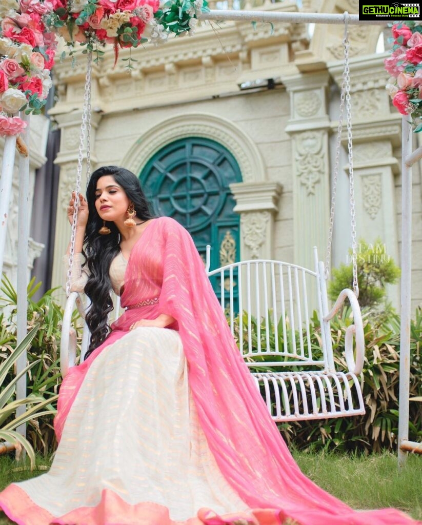 Divya Bharathi Instagram - Happy Diwali everyone🌸🌸🌸 Wearing @devraagh Styling @styled_by_arundev Photography @studioteamdestiny Studio @elementspalmvalley MUA @makeup_by_shibinantony Jewellery @abharanashaala