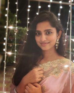 Divya Sripada Instagram - Trying something.. different. And posing for my girls!
Outfit @srividyap✨
Picture @shivathmikar✨
#NiVi #chennai