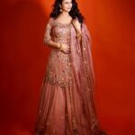 Divyanka Tripathi Instagram - It's a world full of trends but classics work the best! Styledby: @stylebysugandhasood Outfitby: @rachitkhannaofficial Clickedby: @deepikasdeepclicks Jewelleryby: @naazukjewels @makeupbyharpyvirk