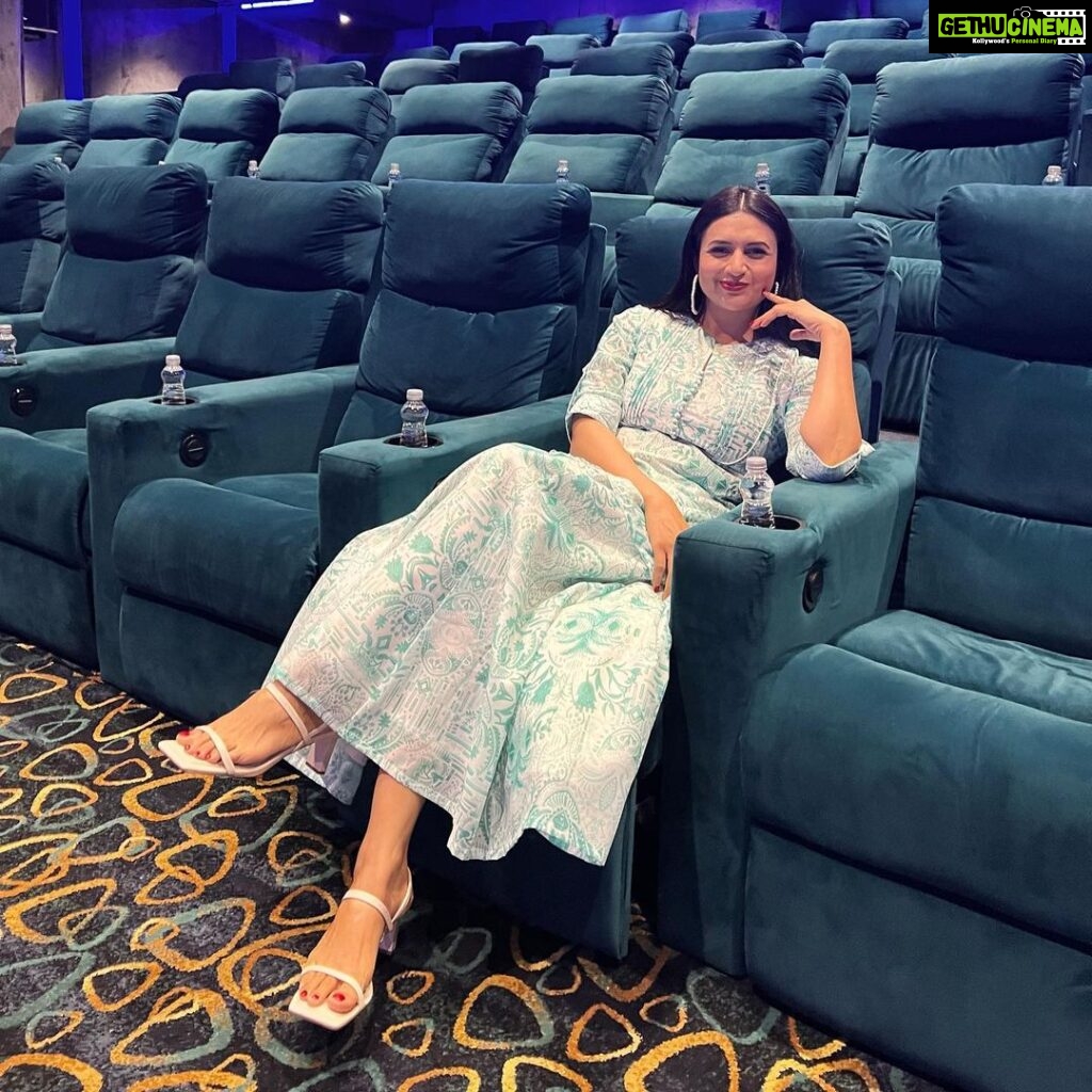 Divyanka Tripathi Instagram - He says, I step out the quickest to watch a movie. Clearly after coffee, watching films is what I like the best 🤷‍♀️😁 #FilmyKeeda. @springdiariesstore