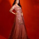 Divyanka Tripathi Instagram - It's a world full of trends but classics work the best! Styledby: @stylebysugandhasood Outfitby: @rachitkhannaofficial Clickedby: @deepikasdeepclicks Jewelleryby: @naazukjewels @makeupbyharpyvirk