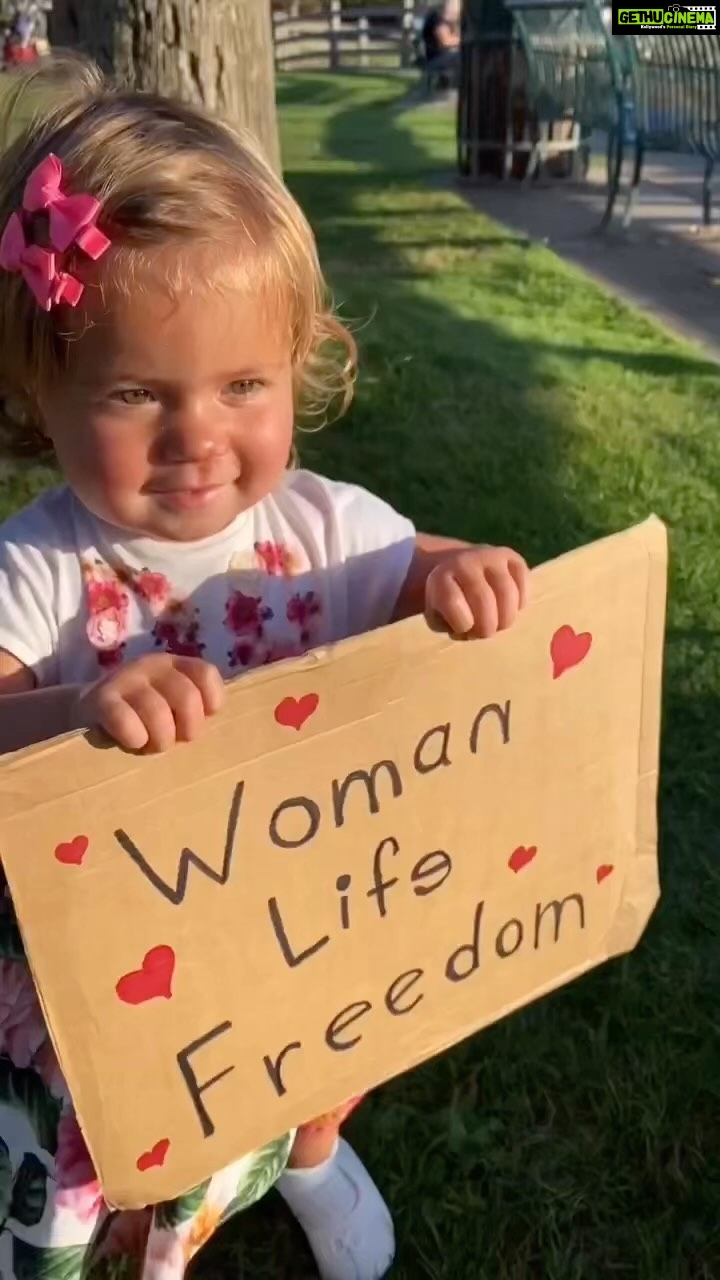 Elnaaz Norouzi Instagram - Look at this cute little girl who hopefully can one day grow up to look just like this on the streets of iran… with a cute flowery dress and her hair flying in the wind 🙏🏼🤍💚❤️🙏🏼 💥 به امید آزادی #mahsaamini #opiran #freeiran #cute #freedom #womenempowerment #littlegirl @5ammy