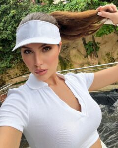 Elnaaz Norouzi Instagram - Put that Hair up and get ready to fight 👊🏼 this is a #Revolution 💚🕊❤️ I might be far away, I might not be allowed back into my own country… but I’ve got your back - we’ve got your back!! Speaking for all of us Iranians in exile 💪🏽

موهارو ببندیم و برای انقلاب آماده شیم 

نترسید نترسید ما همه با هم هستیم 💚🕊❤️
.
.
.
.
.
#opiran #freeiran #iranrevolution #mahsaamini #iran #support #womenlifefreedom
Styled by @sohail__mughal___ @stylingbyvictor
