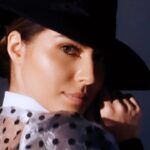 Elnaaz Norouzi Instagram - *UNHOLY*🔥 Shot by @alexeibazdarev1 HM @sayyastoyourbeauty با توجه به شرایط چهل روز گذشته من قراردادهایی رو که داشتم با اینکه اکثر مخاطبای من خارجی هستن، تا میتونستم عقب انداختم و این ویدیو مربوط به یکی از پروژه های کاری من هستش که بیشتر ازین نمیتونم به تعویق بندازم. خواستم بدونید که اینا صرفا جنبه کاری داره و من هم قلب و روحم کنار ایرانه و هم اینکه همچنان فعالیت های خودم رو برای بلندتر کردن صدای اعتراضات ایران به قدرت قبل ادامه میدم. به امید آزادی 💚🕊️❤️ #unholy #shoot #fashionshoot