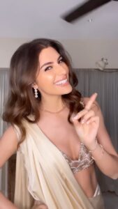 Elnaaz Norouzi Instagram - Happy Diwali to all of my friends and fans 💥🪔 Wishing you LOVE and LIGHT ❤️ امسال دیوالی مثل همیشه نیست! اون خوشی که همیشه احساس میکردم امسال نیست. مردم من در ایران دارن عذاب میکشن، کشته میشن و مبارزه میکنن … اما من به تمام دوستان و طرفداران عزیزم در هند دیوالی رو تبریک میگم و براتون آرزوی روشنایی و عشق در زندگیتون دارم. همون آرزوی که برای وطنم ایران دارم 🤍🕊️ #diwali #happydiwali Saree @guldavari_one Jewellery @the_jewel_gallery Styled by @stylingbyvictor @sohail__mughal___