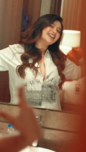 Ena Saha Instagram - If you are going to be two faced ,at least make one of them pretty.
.
.
.
#reels #reelitfeelit #reelinstagram #bollywood #oldbollywood #oldisgold #actress #actor #makeup #fashion #kajol #explore #explorepage #hotelroom #ootd #shortvideo #memes #beauty #indiangirl #bong #eye #expression #selflove #pretty #quotes #quotesaboutlife #reelsinstagram #dance #mirrorselfie #mirror