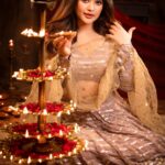 Ena Saha Instagram - With the light of beautiful diyas and the holy chants, may happiness and prosperity fill your life forever! Wishing you and your family a very happy and Prosperous Diwali in advance! . . . #diwali #fashion #makeup #indianoutfit #explore #explorepage #beauty #photography #pictureoftheday #ootd #indianjwellery #festive #enasaha #tollywoodonline #tollywood #actor #diwaliparty #diya
