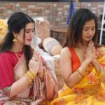 Ena Saha Instagram – Glimpse from yesterday’s Kojagori Laxmi Puja at home… ❤️

#laxmipuja #kojagorilokhipujo #barirpujo #family #home #bengali #saree #bong #enasaha