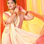 Ena Saha Instagram – Subho Sasthi 🙏💕
.
.
Photo by @somnath_roy_photography 
Video by @shayakchakraborty 
Styled by @sandip3432 
Make up and hair @sahababusona 
#durgapuja #sasthi #subhosashti #enasaha #newpost #indian #bengali #festivewear