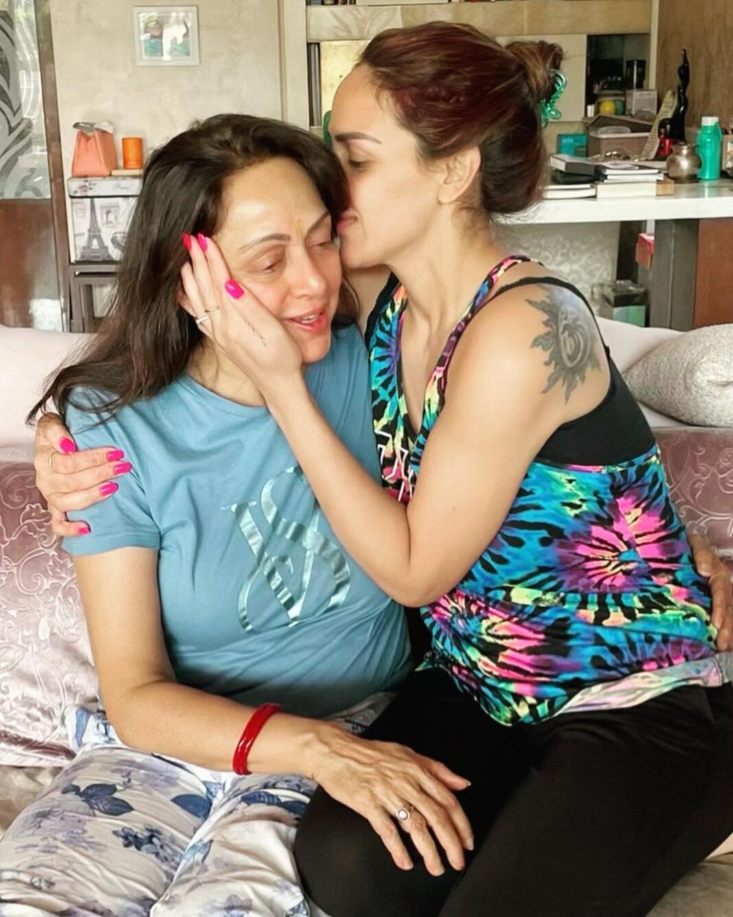 Esha Deol Instagram - Happy birthday mamma 💋 May god bless you with the best of health 🧿 and lots of happiness . I am always by your side 💪🏼 love you 🤗♥️ #happybirthday @dreamgirlhemamalini #happybirthdayhemamalini #happybirthdaydreamgirl #motherdaughter #mother #birthdaypost #loveyou #hemamalini #eshadeol #picoftheday #photooftheday #family #mine #gratitude 🧿♥️