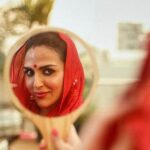 Esha Deol Instagram - On the auspicious day of Maha Navami felt like sharing this picture . I love the colour red & love wearing sindoor on my forehead with the red bindi . Being an Indian woman we get to cherish & celebrate every festival in our country to the fullest. May the goddess bless us all #happynavami🙏 Photography @popmercy #eshadeol #gratitude ♥️🧿