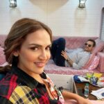 Esha Deol Instagram - Happy Navratri 🙏🏼 When the husband comes visiting you at shoot …. You obviously skip that #mondayblues kinda feeling. @bharattakhtani3 #monday #workmode #myfamily #husband #husbandandwife #vanityvan #loveyou #workisworship #eshadeol #happynavratri #picoftheday #gratitude ♥️🧿