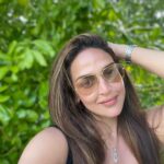 Esha Deol Instagram – Nature lover 🍀 

#naturelover #mondaymotivation #picoftheday #green #sunshine #eshadeol #gratitude ♥️🧿