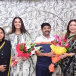 Esha Gupta Instagram - कल नन्दी भैया के प्रयागराज घर पर आई। अभिलाषा भाभी और नन्दी भैया का जो प्यार, स्नेह और अपनापन मिला, वह हमेशा एक सुनहरी याद बनकर मेरे साथ रहेगा। परिवार जैसी आत्मीयता देने के लिए भैया और भाभी का शुक्रिया।