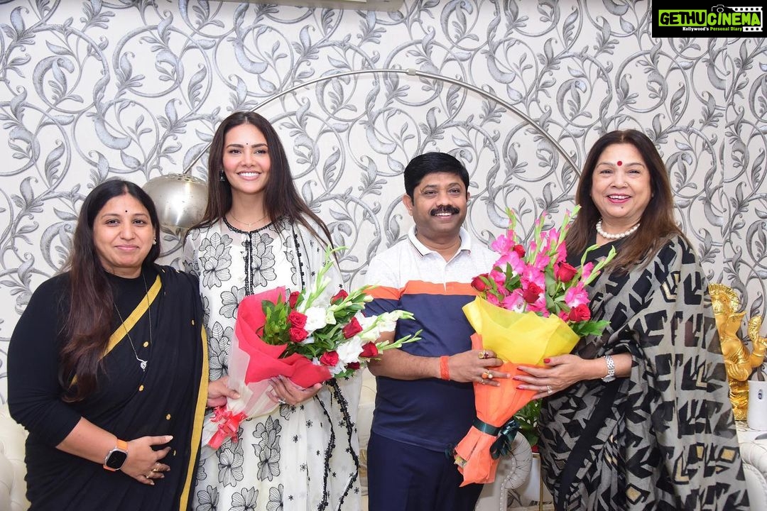Esha Gupta Instagram - कल नन्दी भैया के प्रयागराज घर पर आई। अभिलाषा भाभी और नन्दी भैया का जो प्यार, स्नेह और अपनापन मिला, वह हमेशा एक सुनहरी याद बनकर मेरे साथ रहेगा। परिवार जैसी आत्मीयता देने के लिए भैया और भाभी का शुक्रिया।
