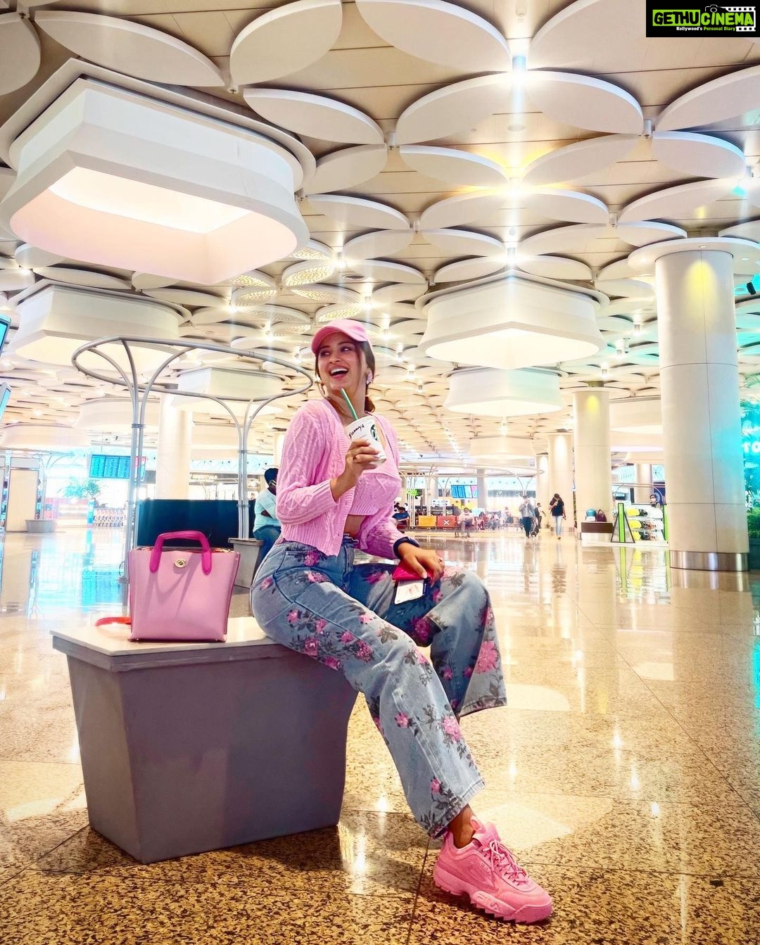 Eshanya Maheshwari Instagram - Just a little bit of pink πππΈ In awww π₯° with this three piece set by @closet.hues π giving me perfect airport look π«Άπ»βοΈπ«°π» Cap- @amazondotin Bag- @coach Shoes- @filaindia #airpotlook #airportootd #pink #fashionblogger #styleblogger #esshanyamaheshwari #esshanya Terminal 2 Chatrapati Shivaji Terminal Mumbai