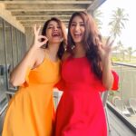 Eshanya Maheshwari Instagram - Teri meri jodi.. cute lagdi 🥰❤️ Cutie @esshanya_s_maheshwari ✨ We never miss any chance to dance and have fun💃 While shooting #bts #srilanka #colombo #shootdiaries #outfits #shoot #fun #dance #phonebooth #kinnasona
