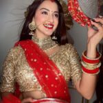 Eshanya Maheshwari Instagram - I’ve always been that girl who fantasies being in a filmy scenes 🙈😅 and Today on a occasion of #karwachauth while listening to this iconic song from #k3g i just couldn’t help myself from fantasising my future karwa chauth with my imaginary husband 😅…. PS- dear Future Husband, aake meri duniya main, wapas na jaana…. 😉 #karwachauth #k3g #bolechudiyan #redsaree #saree #fantasy #waiting #esshanyamaheshwari #esshanya