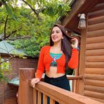 Eshanya Maheshwari Instagram - “ escape and breathe the air of new places “ #travel #wanderer #travelblogger #esshanyamaheshwari #esshanya Sahara Ambey Valley , Lonavala.