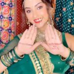 Eshanya Maheshwari Instagram - Being a marwadi girl, I’ve came across many people who have asked me ohh thumare main tho ladki ko shaadi mein bhouth dete hain naa…? PS- let me tell you we girls need only love and blessings from our family and a loveable and supportive family after marriage. Why to burden anyone with the man made rituals.. Bdw main tho apni shaadi mein sirf mummy ke cooking recipes and kuch ya tho bhouth sara designed outfits leke jaungi basss… 😉 #nodahej #RakshaBandhan now streaming on @zee5 😍🔥 @akshaykumar @bhumipednekar #RakshaBandhanOnZEE5 #ZEE5 #DahejBinaDoli #AkshayKumarOnZEE5