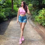 Eshanya Maheshwari Instagram - Goof…ing…around 😝💗🌸 #beyou #becute #travelgram #esshanyamaheshwari #esshanya Island Escape by Burasari