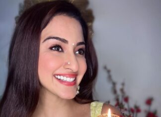 Eshanya Maheshwari Instagram - Shine like sparkles, glow like candles And burn all the negativity like crackles Wish you all a very happy & cheerful Diwali 🪔✨🫶🏻🤗💛 Saree by @maheswariswati 💛 #diwali #happydiwali #saree #diwalinight #shine #loveandlight #esshanya #diwali2022 #esshanyamaheshwari #diwalioutfit