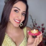 Eshanya Maheshwari Instagram - Shine like sparkles, glow like candles And burn all the negativity like crackles Wish you all a very happy & cheerful Diwali 🪔✨🫶🏻🤗💛 Saree by @maheswariswati 💛 #diwali #happydiwali #saree #diwalinight #shine #loveandlight #esshanya #diwali2022 #esshanyamaheshwari #diwalioutfit