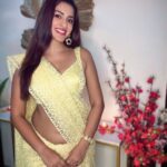 Eshanya Maheshwari Instagram - Shine like sparkles, glow like candles And burn all the negativity like crackles Wish you all a very happy & cheerful Diwali 🪔✨🫶🏻🤗💛 Saree by @maheswariswati 💛 #diwali #happydiwali #saree #diwalinight #shine #loveandlight #esshanya #diwali2022 #esshanyamaheshwari #diwalioutfit
