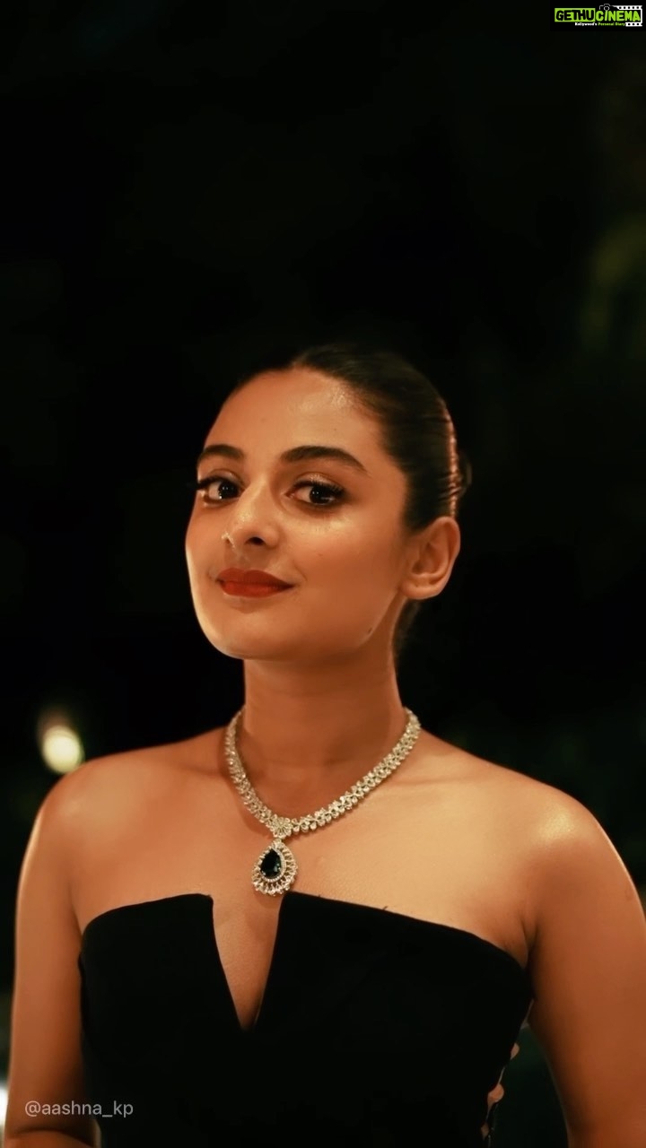 Esther Anil Instagram - Queen Energy ❤️🔥 For #SIIMA2022 Day 2 @siimawards 📸 Video by @aashna_kp Styled by : @stylingbyafsheenshajahan Hair & Make Up : @makeup.carol.menezes Wearing : @ethereal.kochi Jewellery : @pureallure.in #Wolf777SiimaWeekend #Wolf777News #Wolf777SIIMAWeekEnd