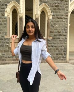 Esther Anil Instagram - Why are you giving me that look? 
Yup, just me and my dramatic self :)

#nofilter #flipshair💁