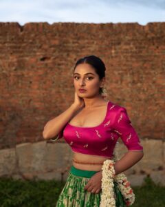 Esther Anil Instagram - रंगीन चमेली / The Colourful Jasmine 

Shot by : @hilalmanzure

Styling & Creatives : @stylingbyafsheenshajahan

Hair & Make-Up : @makeup_makeitallup

Outfit : @raw_mango 

Ps: that heavy sun tanned hand from my Ladakh schedule, what a show stealer 🫡