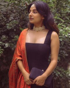 Esther Anil Instagram - Dressed up for Sadya. 🙃

Wearing @cameella_boutique
Accessories @_elle_jewel_ 
📸 @evan.anil