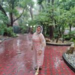 Falguni Rajani Instagram - “A life without rain is like the sun without shade” -Karen White #rainyday #greenery #mothernature #nirvana #raindrops #calmness #ınstagood #insta