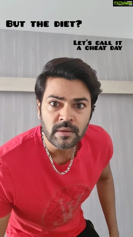 Ganesh Venkatraman Instagram - When u are on a strict diet and everywhere u go there is Great food all around🫣🤢 'To EAT'....or 'Not to EAT' that is the Question ! What would you do in this situation? Every actors 'Eternal Dilemma' 🤣🤣 #diet #food #snacks #cravings #foodcravings #cheatday #funnyvideos #funnyreels